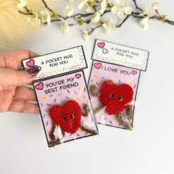 Virkmönster "Pocket Hug" Hjärta + utskriftbara skyltar och påstoppar